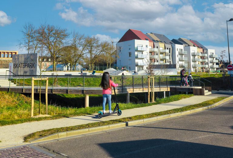 quartier annexe, immeubles, skatepark