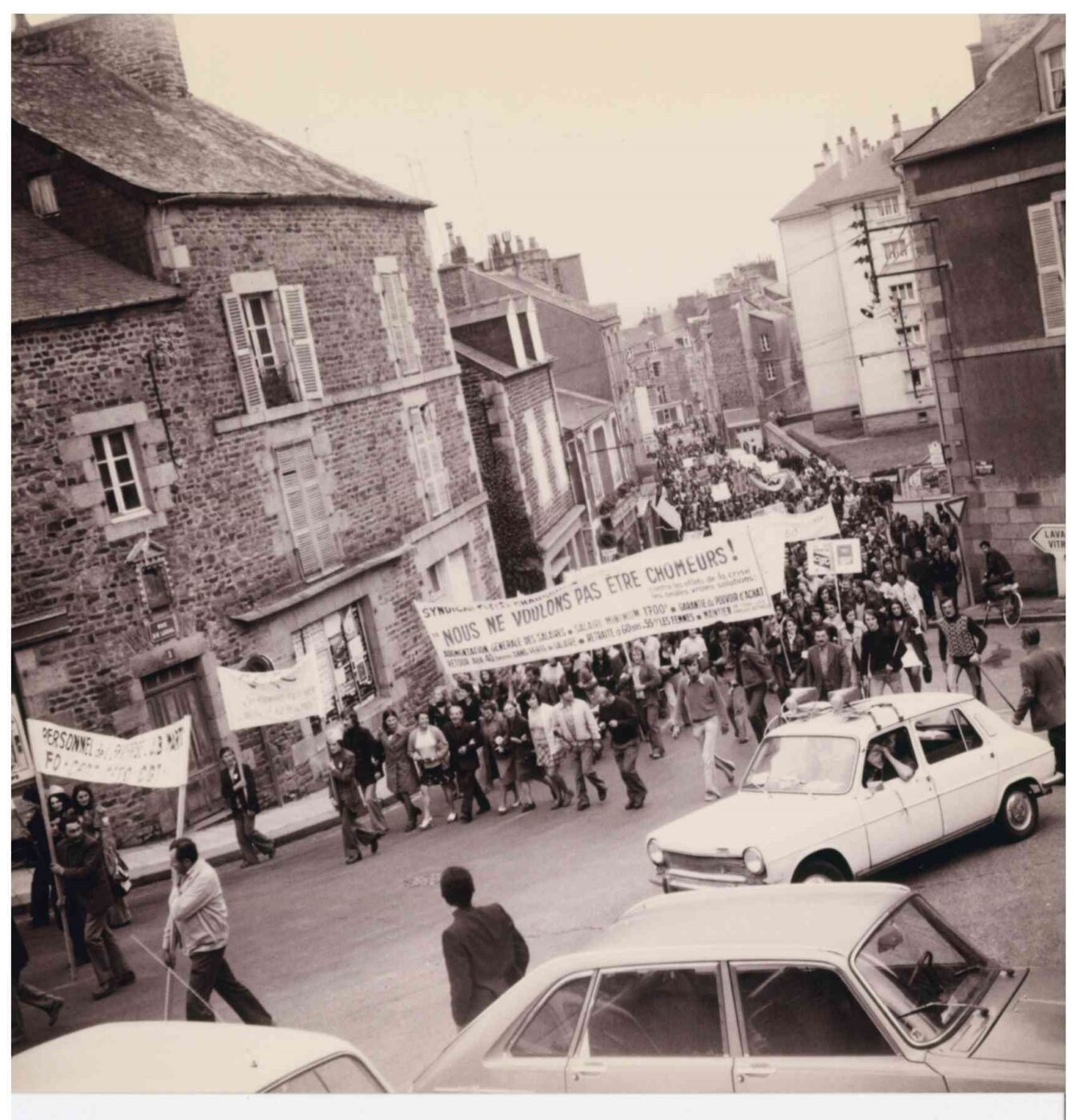 manifestation des ouvriers de la chaussure défile rue de Laval, 1975