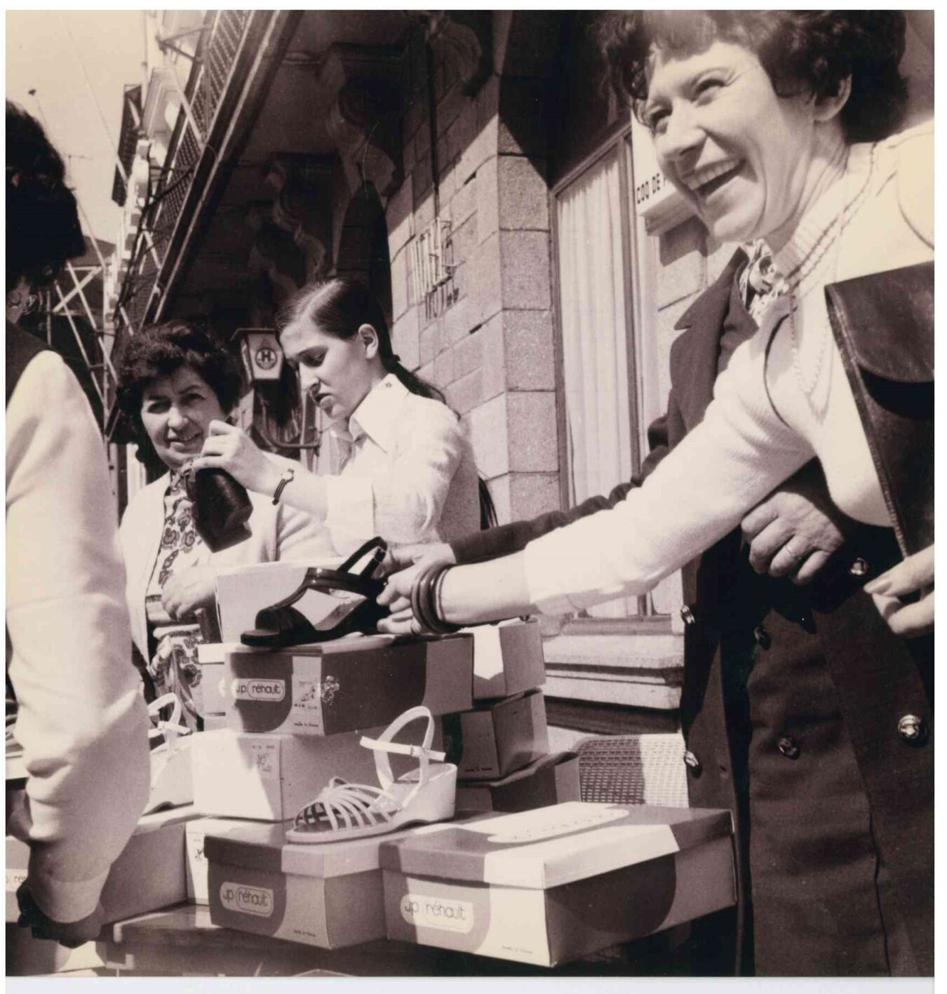 vente de chaussures des Réos en grève place Gambetta, 1976