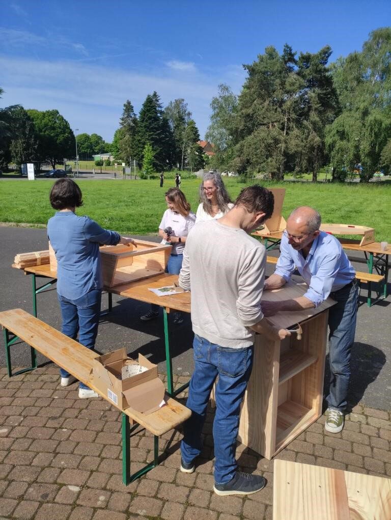 des habitants fabriquent des boites à lire