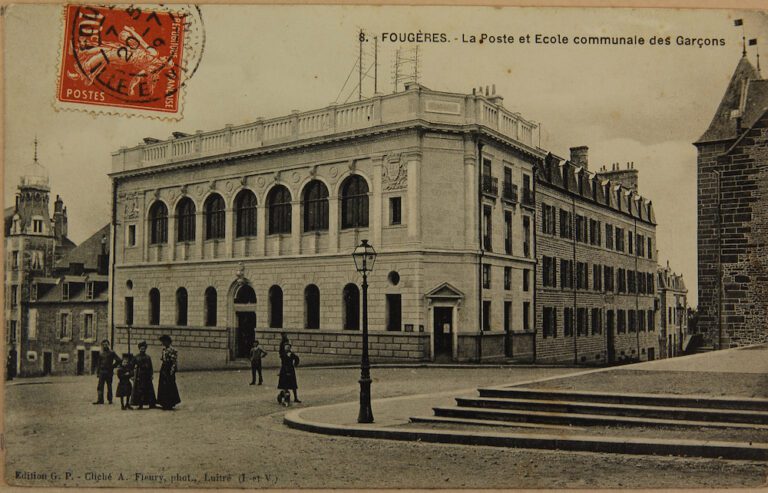 L’école communale de garçons (à droite de la carte postale) après les travaux d’extension, fin 19ème, début 20ème siècle (AM Fougères, 11 Fi 3/4-2)
