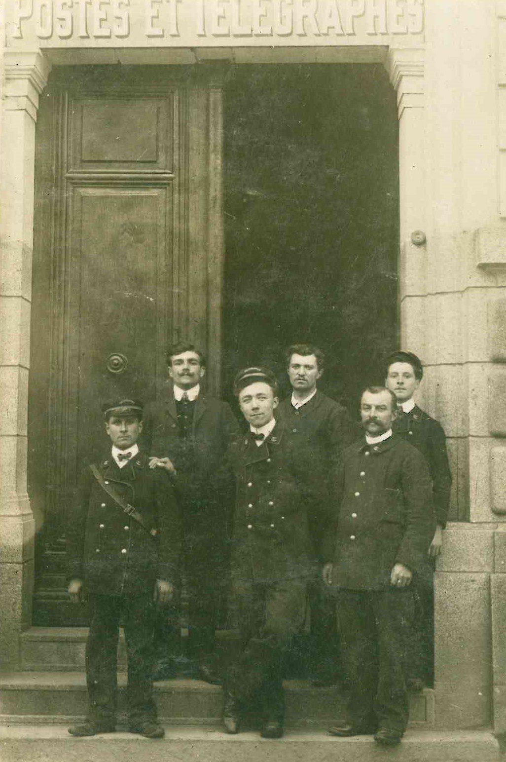 Une partie du personnel des postes et télégraphes devant l'établissement en 1902 AM Fougères 32Z16-89