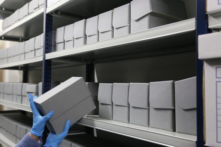 boîtes d'archives où sont conservées des plaques de verre photographiques