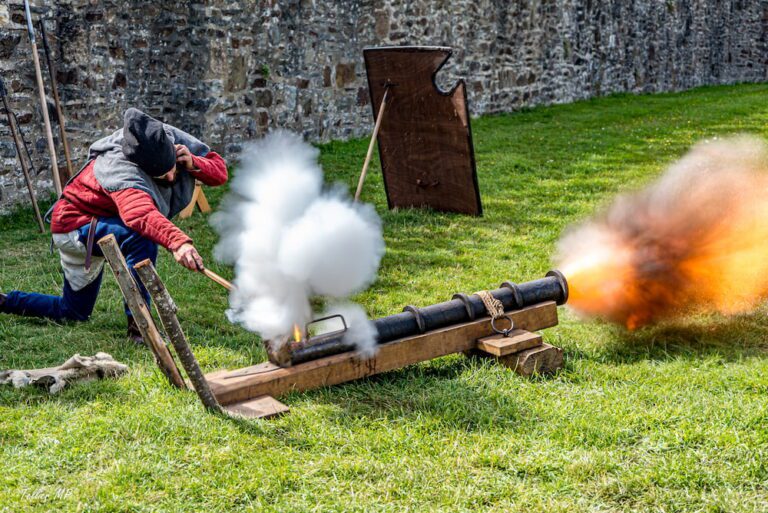 Tir d'un canon par la troupe de reconstitution de la Maisnie de l'Hermine