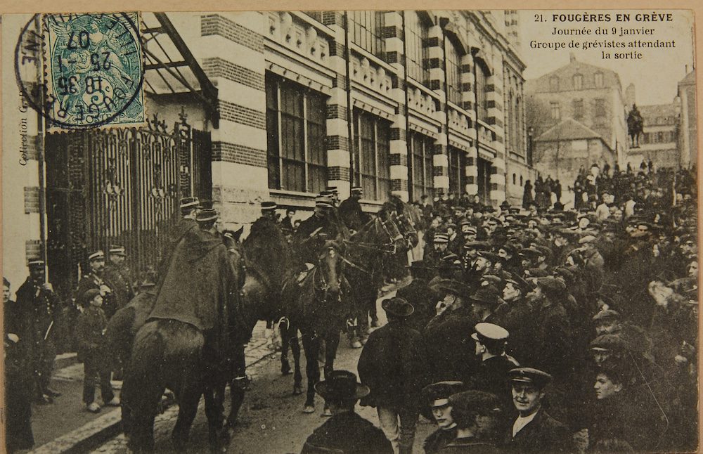 Brigade de gendarmerie à cheval devant l’usine Cordier pendant la grande grève de la chaussure de 1906. AM Fougères 11 Fi 8-2