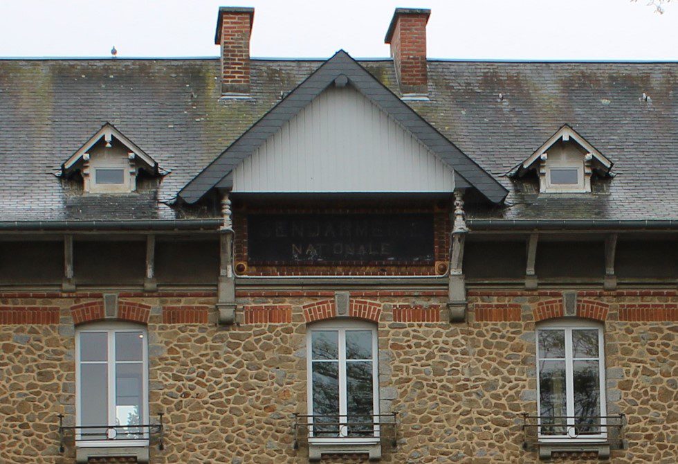 Fronton du bâtiment où il est écrit : gendarmerie nationale