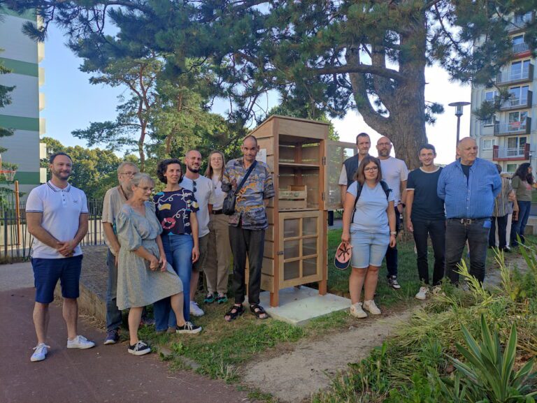 légumier partagé entouré des plusieurs acteurs et d'habitants dans le quartier