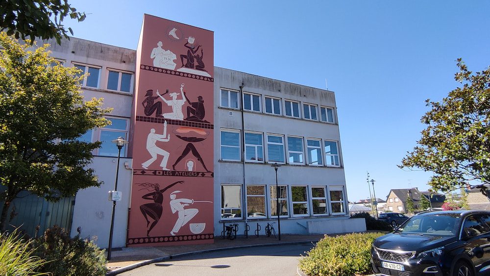 un des murs de l'entre des ateliers représente les sports et la mémoire de la chaussure