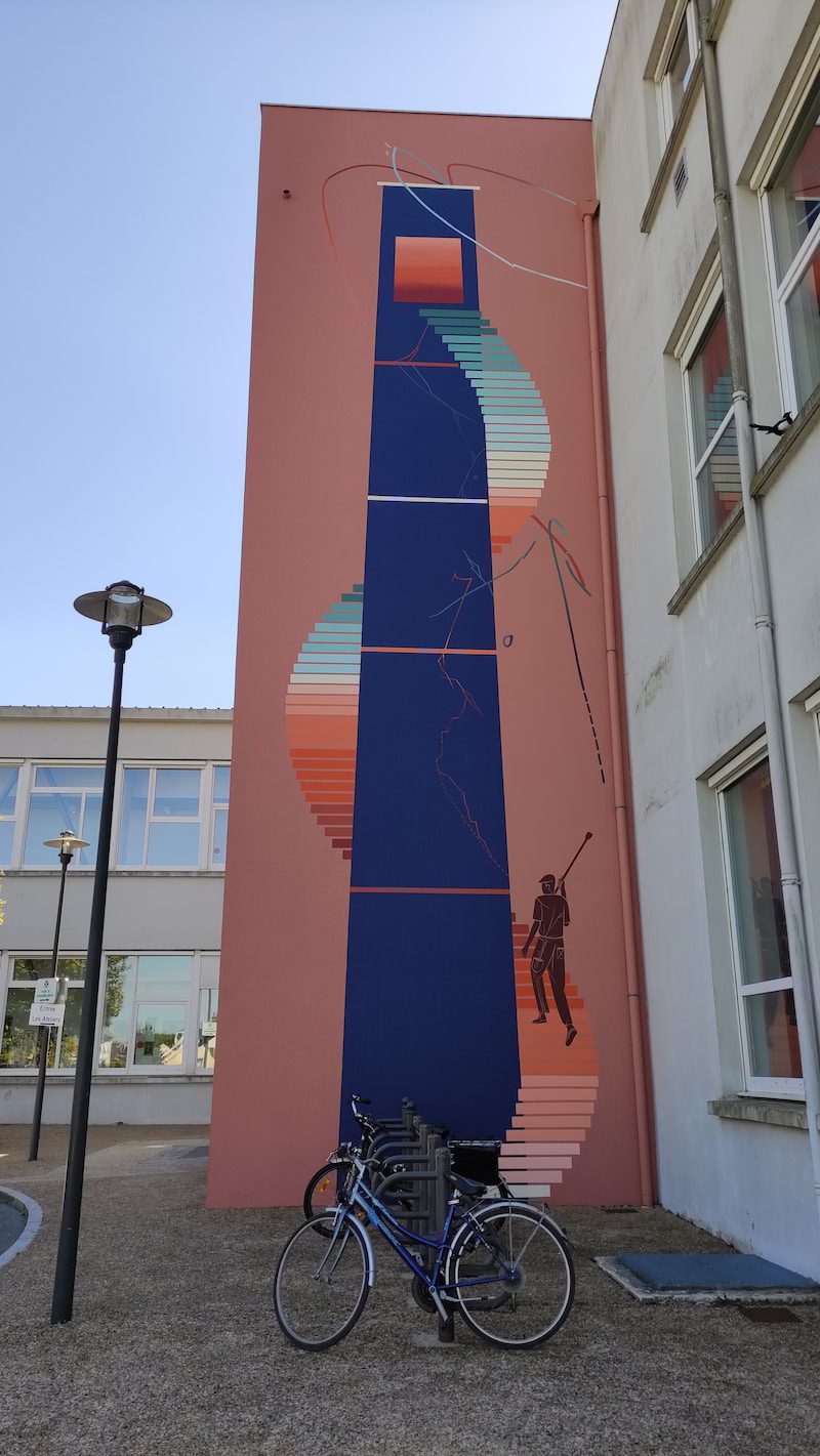 un des murs de l'entrée des ateliers représente la cheminée de l'ancienne cristallerie