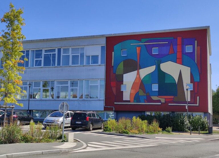 le mur principal des ateliers est recouvert d'une fresque représentait des poteries de différentes couleurs