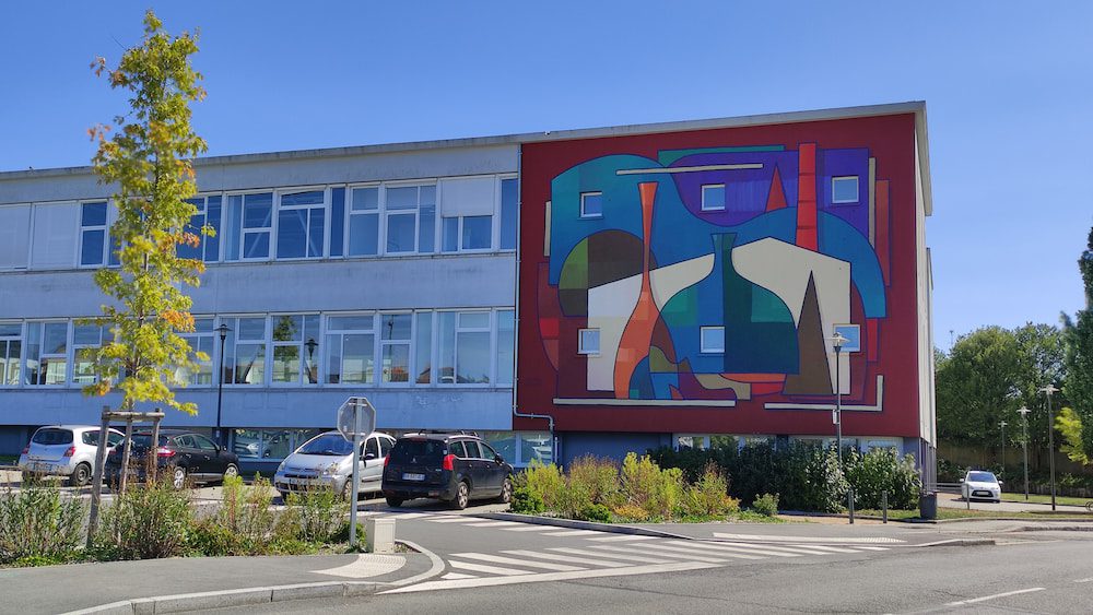 le mur principal des ateliers est recouvert d'une fresque représentait des poteries de différentes couleurs
