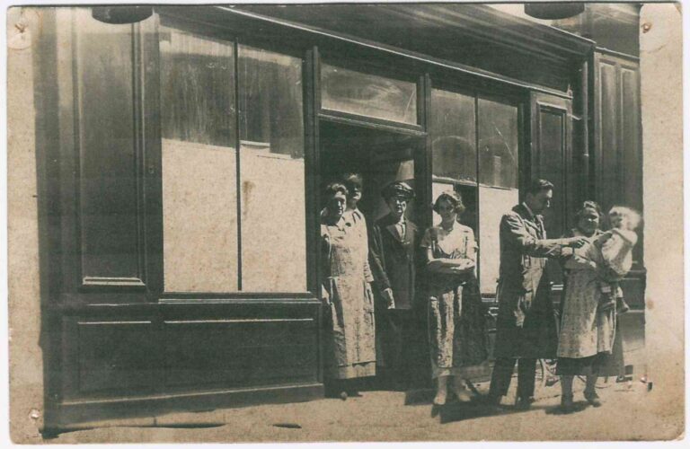 Alphonse Clessin, sa famille et ses employés devant la porte d’entrée de l’usine, 28, rue de la Pinterie. AM Fougères, 69 Z 1.