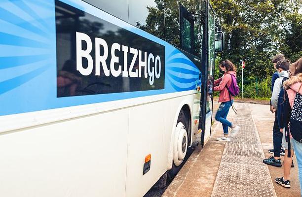 des adolescents montent dans un car BreizhGo