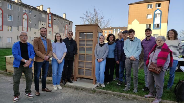 Habitants, porteurs du projets devant le légumier dans le quartier de la Chattière à Fougères