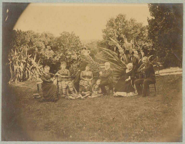 Juliette Drouet, Victor Hugo et sa famille dans le jardin de Hauteville House, île de Guernesey (été 1878), photographie de Valentin Guillon. AM Fougères.