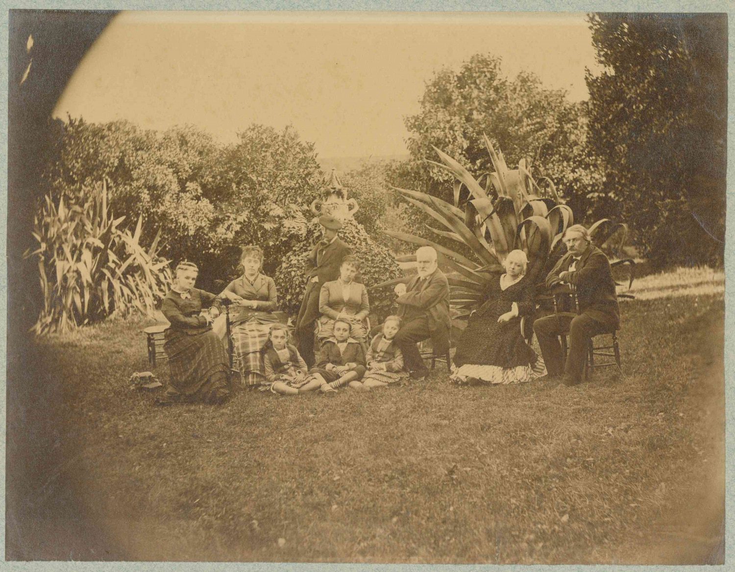 Juliette Drouet, Victor Hugo et sa famille dans le jardin de Hauteville House, île de Guernesey (été 1878), photographie de Valentin Guillon. AM Fougères.