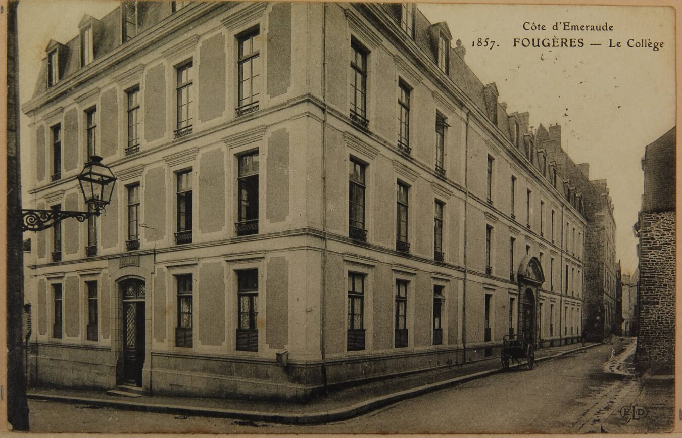 vieille carte postale représentant l'ancien collège de Fougères à l'angle de la rue.