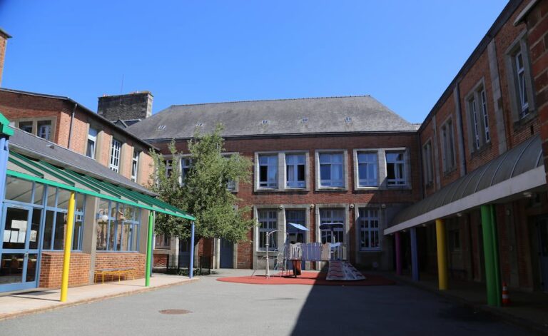 cour d'école entourée des bâtiments
