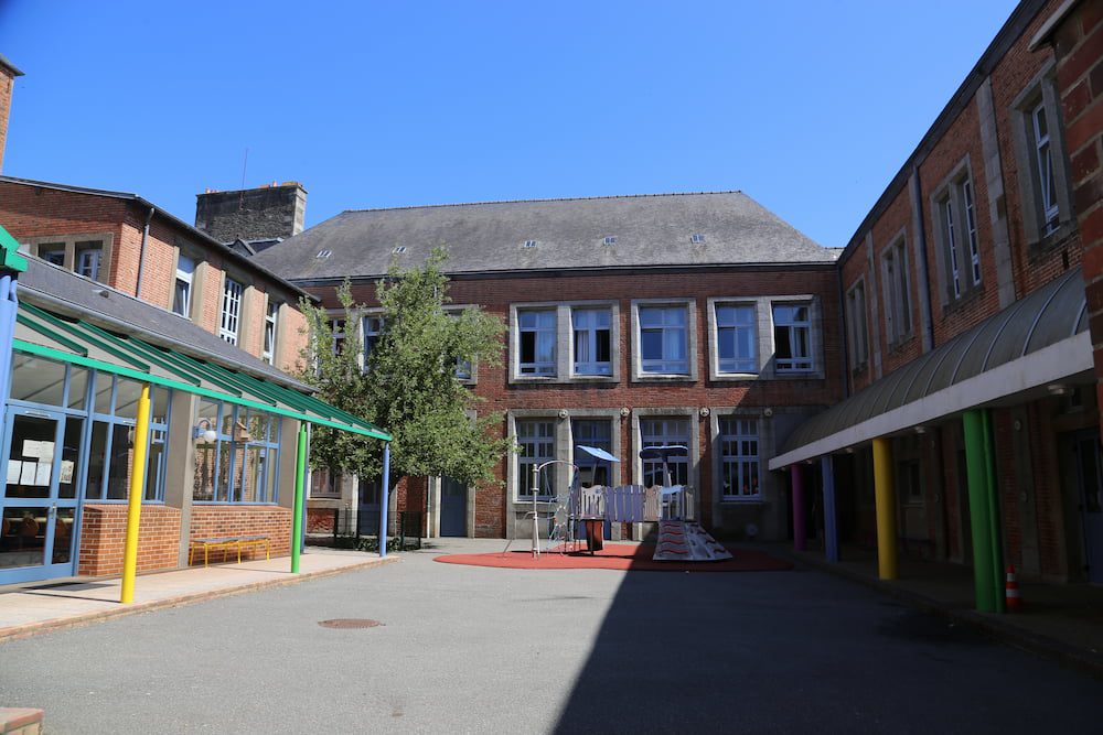 cour d'école entourée des bâtiments