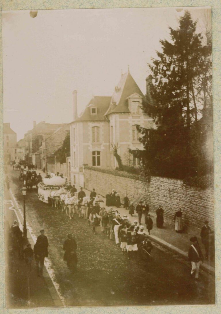 Un défilé rue Pasteur à Fougères vers 1890