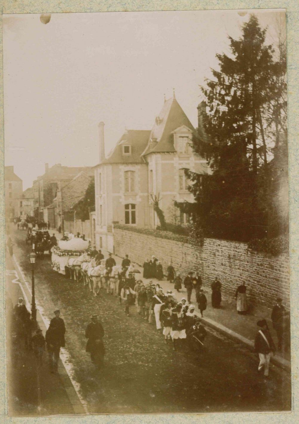 Un défilé rue Pasteur à Fougères vers 1890