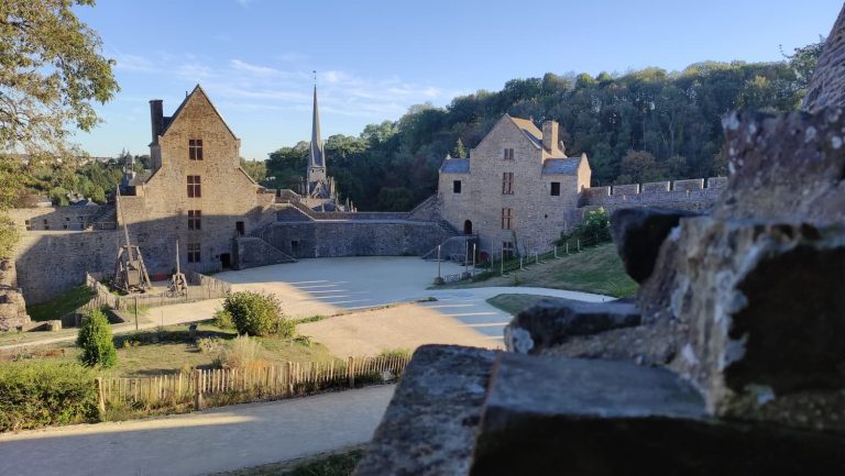 Intérieur du château de fougères. Vue sur la cour et deux tours