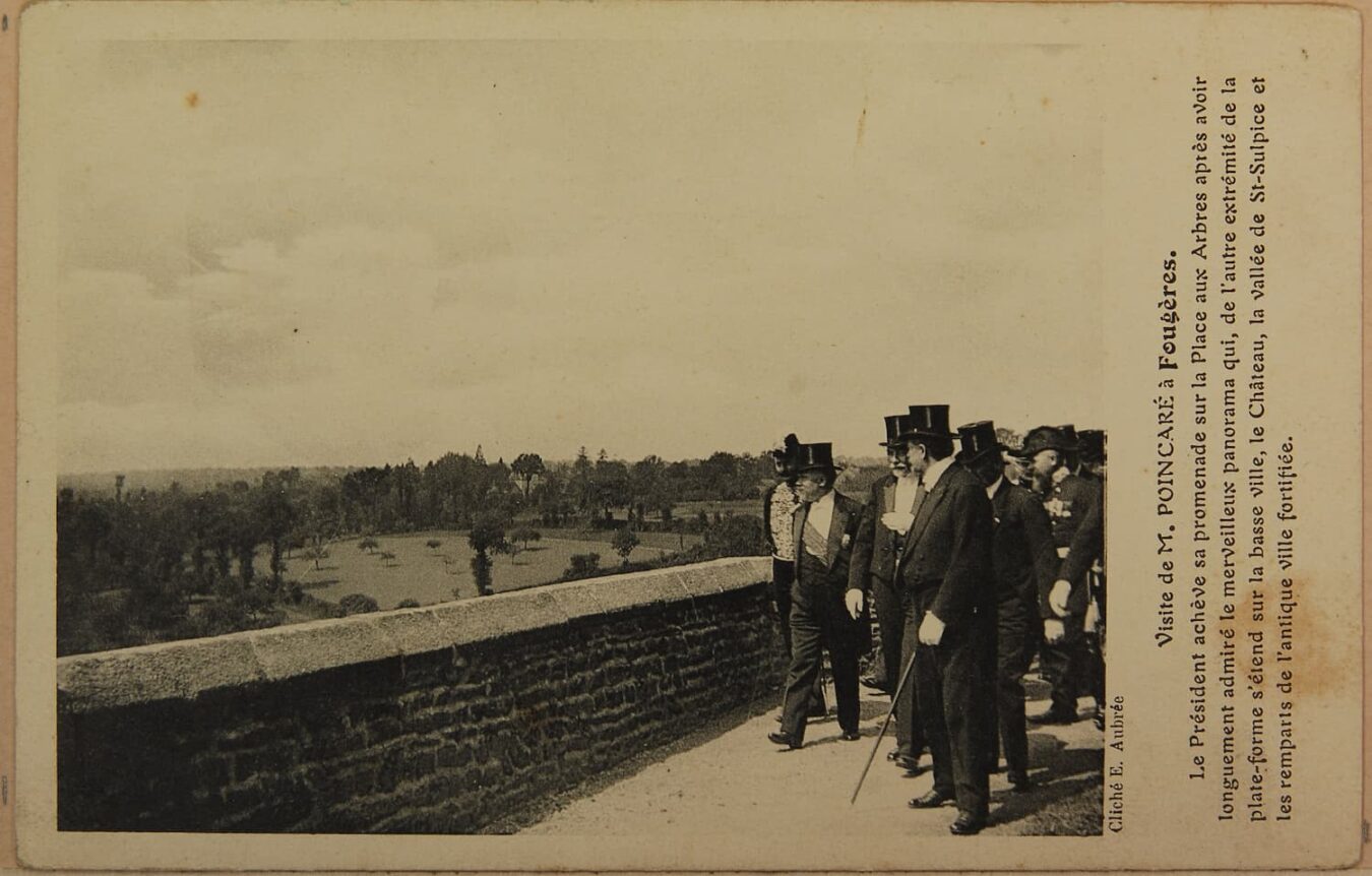carte postale d'époque. Photo d'une promenade du Président de la République place aux Arbres, au jardin public.